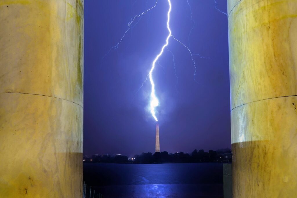 Did Lightning Really Strike the Washington Monument and US Capitol on New Year’s Eve? Did Lightning Really Strike the Washington Monument and US Capitol on New Year’s Eve?