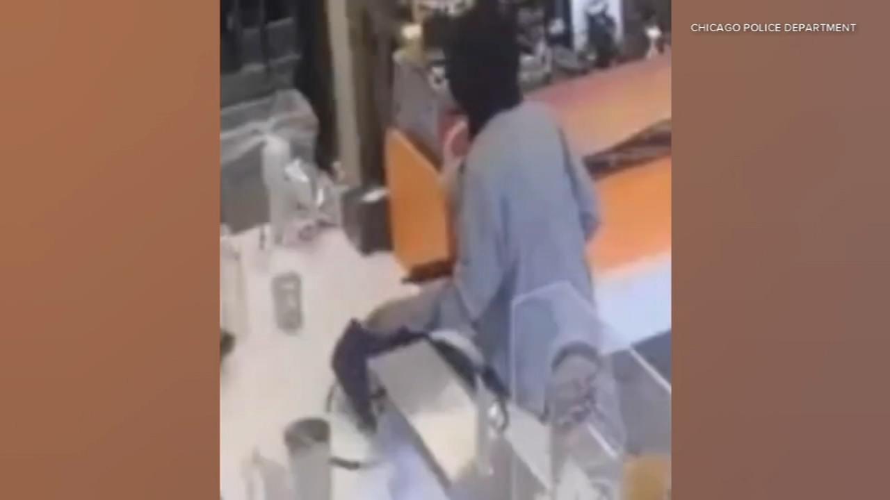 Armed Robber Strikes Multiple Businesses on Chicago’s South Side, Police Report Armed Robber Strikes Multiple Businesses on Chicago’s South Side, Police Report