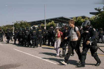 Los Angeles Police Launch Mass Arrests as Downtown Curfew Takes Effect