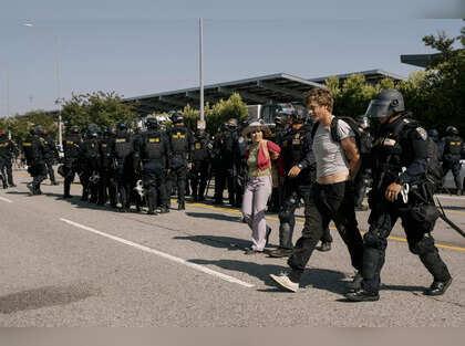 Los Angeles Police Launch Mass Arrests as Downtown Curfew Takes Effect Los Angeles Police Launch Mass Arrests as Downtown Curfew Takes Effect