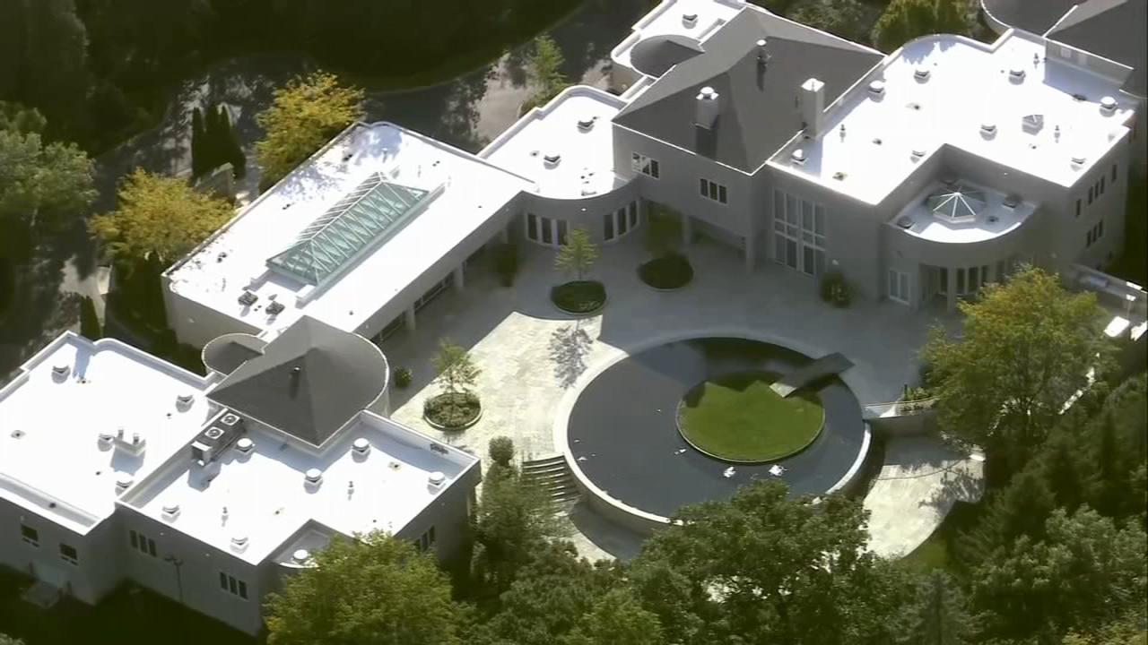 Stay Where a Legend Lived: Michael Jordan’s Former Chicago Mansion Now Available on Airbnb Stay Where a Legend Lived: Michael Jordan’s Former Chicago Mansion Now Available on Airbnb