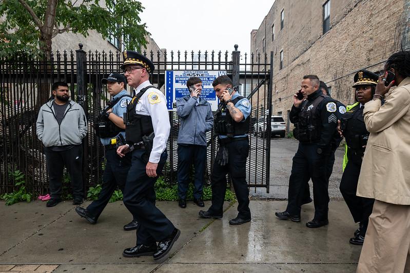 Immigration Agents Detain Chicago Man During School Drop-Off, Officials Report Immigration Agents Detain Chicago Man During School Drop-Off, Officials Report