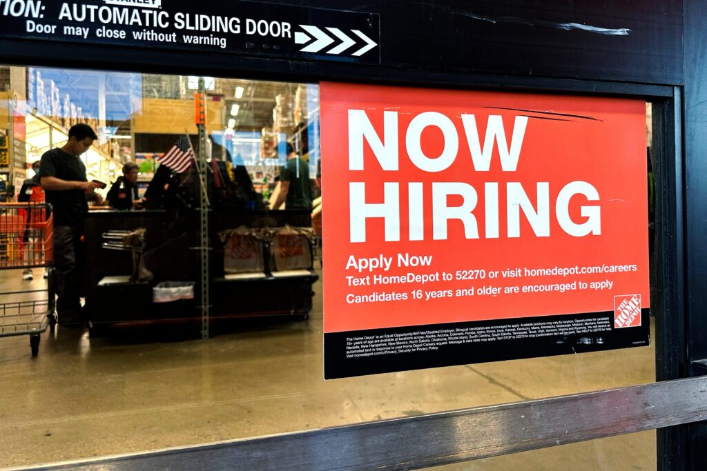 US applications for jobless benefits rise last week, but layoffs remain historically low – WTOP US applications for jobless benefits rise last week, but layoffs remain historically low – WTOP