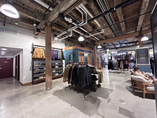 Discover the Exciting World of Chicago’s Retail, Entertainment, Sports, and Tourism