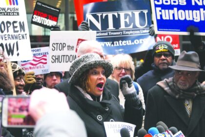 Illinois Federal Workers Face Intense Stress as Government Shutdown Halts Paychecks