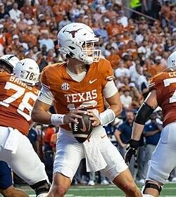 Arch Manning chided by mother, referee for standing over Sam Houston State player after TD – Yahoo Sports