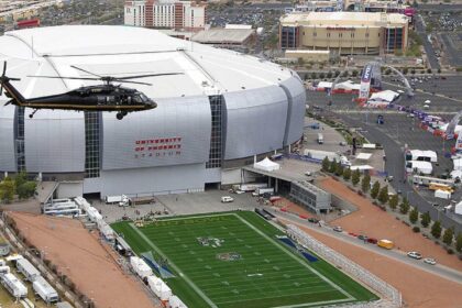 U. of Phoenix Stadium’s Retractable Field Slides Smoothly into Place for Super Bowl Showdown U. of Phoenix Stadium’s Retractable Field Slides Smoothly into Place for Super Bowl Showdown