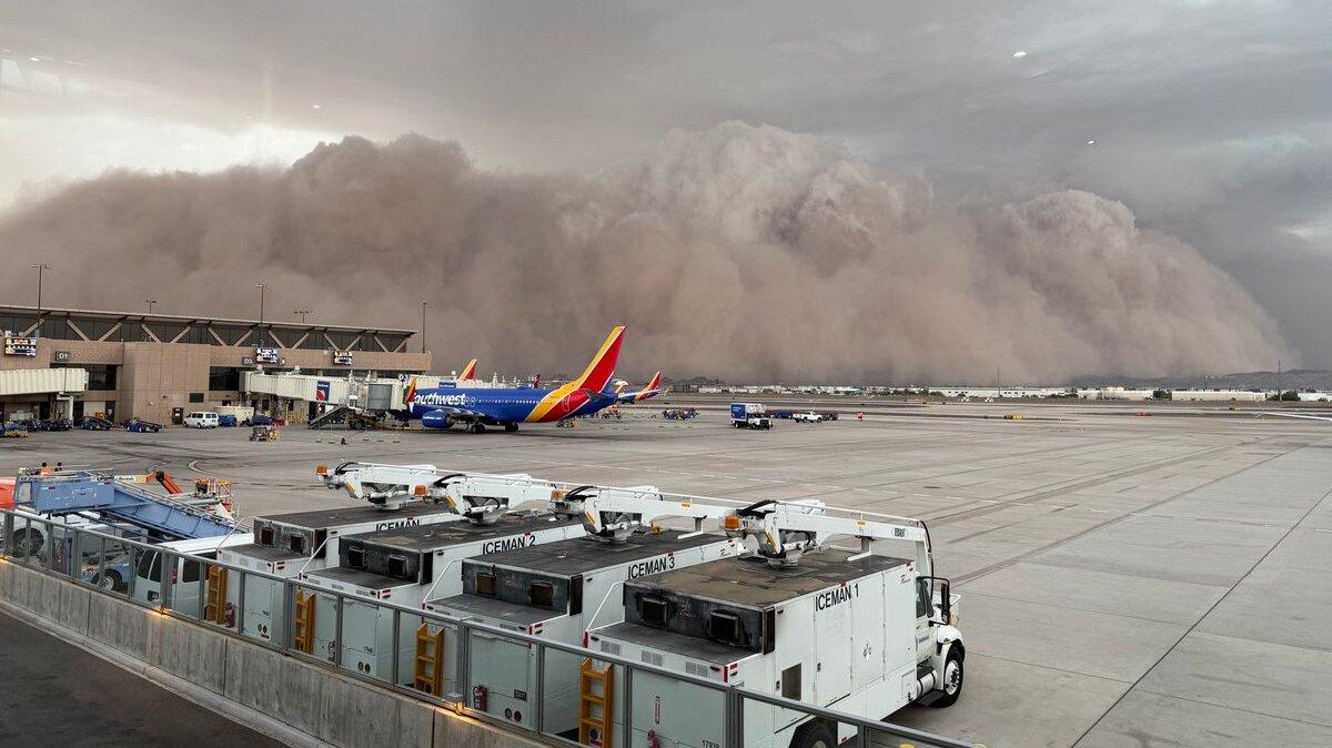 Breathtaking Video Shows Towering Apocalyptic Dust Storm Engulfing Phoenix Breathtaking Video Shows Towering Apocalyptic Dust Storm Engulfing Phoenix