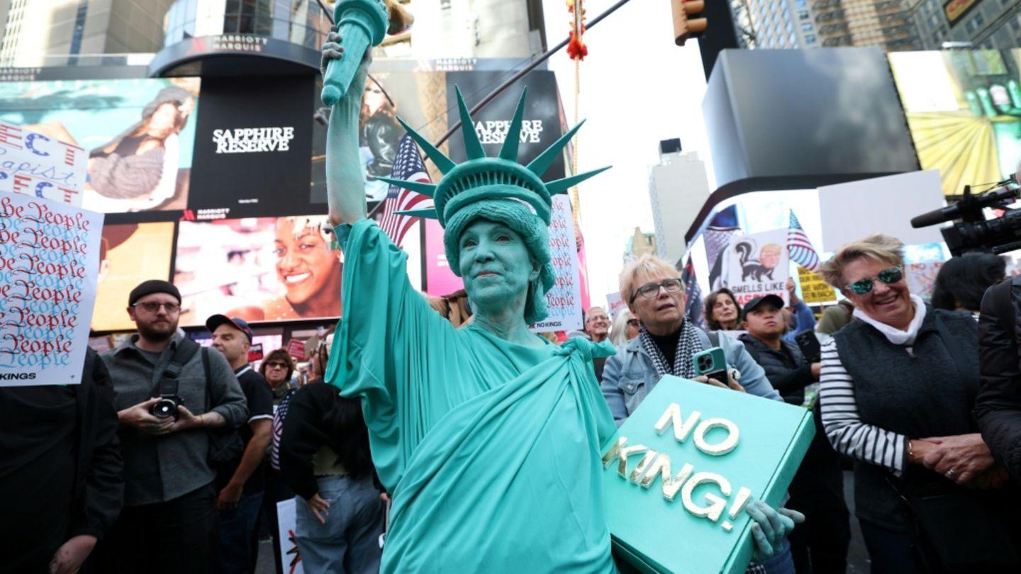 Millions Take to the Streets in Nationwide Day of Protest Against Trump – Live Coverage Millions Take to the Streets in Nationwide Day of Protest Against Trump – Live Coverage