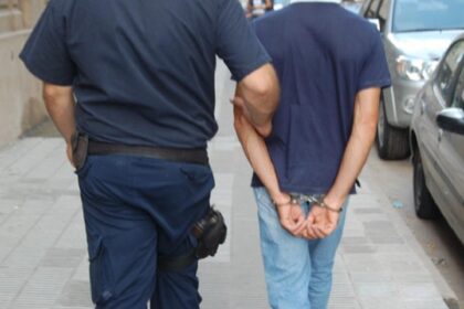 Hombre arrestado tras acto indignante en el monumento a Charlie Kirk frente a la sede de Turning Point en Phoenix