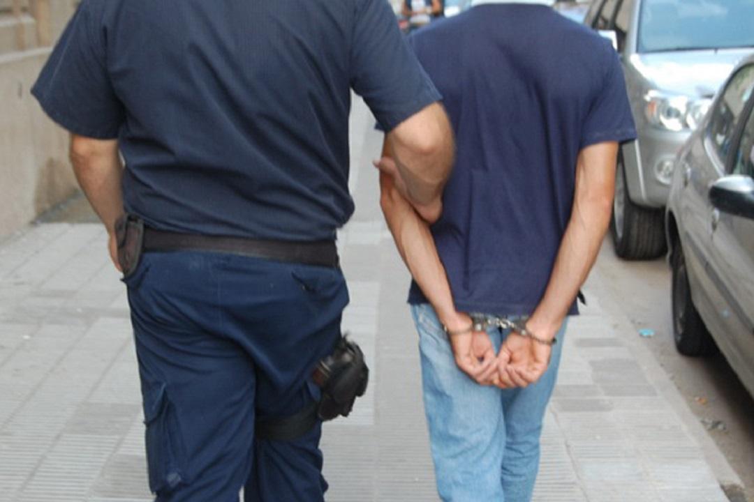 Hombre arrestado tras acto indignante en el monumento a Charlie Kirk frente a la sede de Turning Point en Phoenix Hombre arrestado tras acto indignante en el monumento a Charlie Kirk frente a la sede de Turning Point en Phoenix