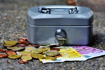 Traveler’s ,000 in Unreported Cash Seized After Airport K-9 Alert