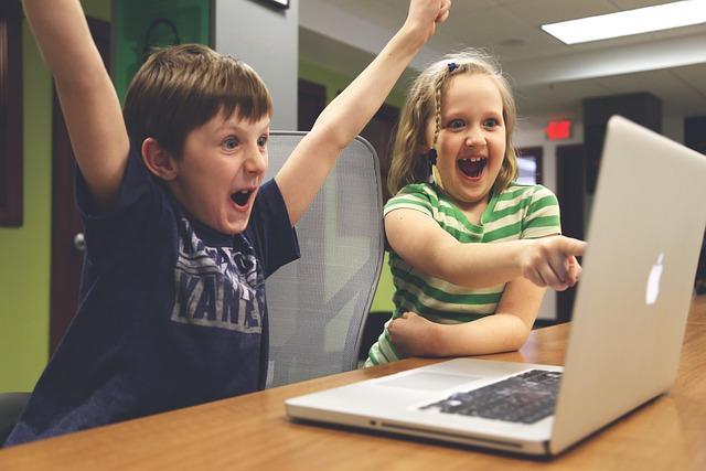 Some parents don’t want their kids to use tech at school. But districts are pushing back – AP News